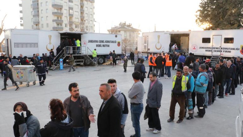 Jandarma, Günlük 7 Bin Depremzedeye Yemek Çıkarıyor