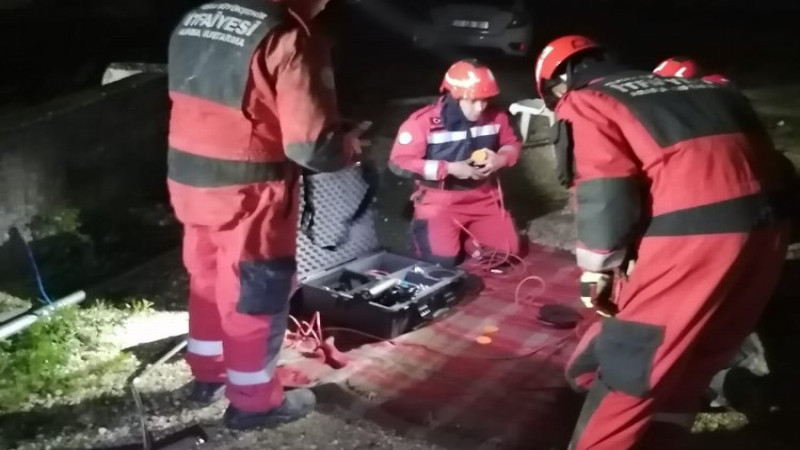 Muğlalı ekipler Hatay’da bir aileyi daha sağ çıkardı