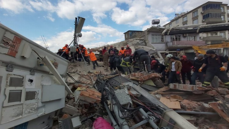 Osmaniye'de çöken binaya müdahale sürüyor