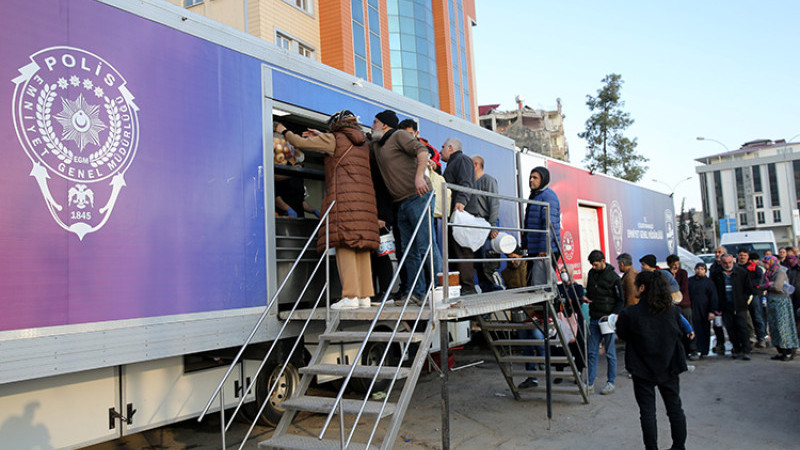 Emniyetin Gezici Aşevinden 5 Bin Depremzedeye Sıcak Yemek 