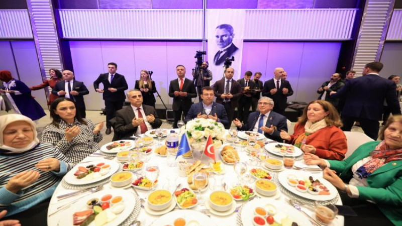 İBB Başkanı Ekrem İmamoğlu, Şehit ve gazi yakınları iftarda buluştu