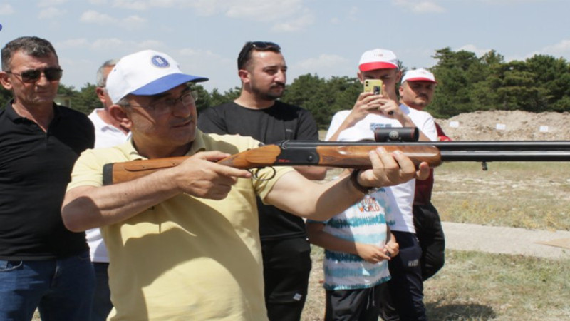 Başkan Işık Kütahya'da atış yarışmalarına katıldı