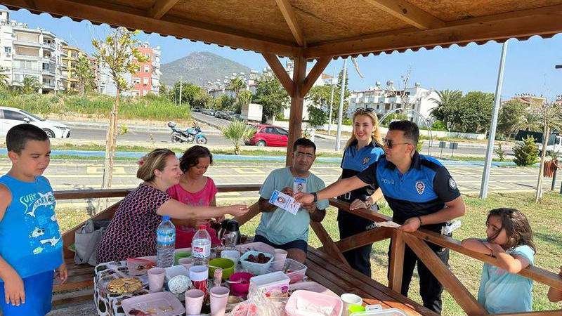 Anamur'da Polis Bilgilendirmeye Devam Ediyor 