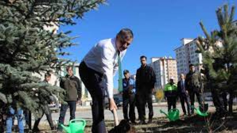 Erzurum Polisi Minik Öğrencilerle 550 Fidan Dikti