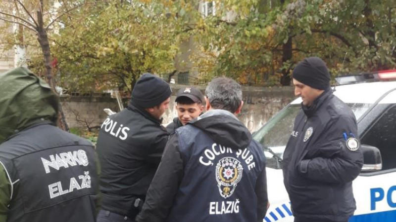 Elazığ Polisi Okul Önlerinde Kuş Uçurtmuyor!