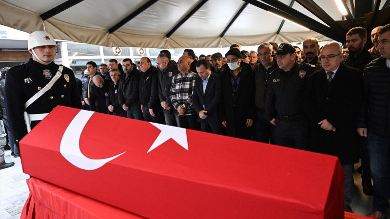 Beyin kanaması geçiren polis memuruna son görev!