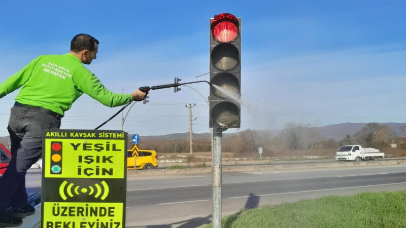 Sakarya'dan trafik ışıklarında temizlik mesaisi