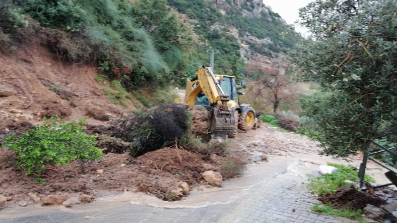 Hatay'da bozulan yollar yeniden düzenleniyor