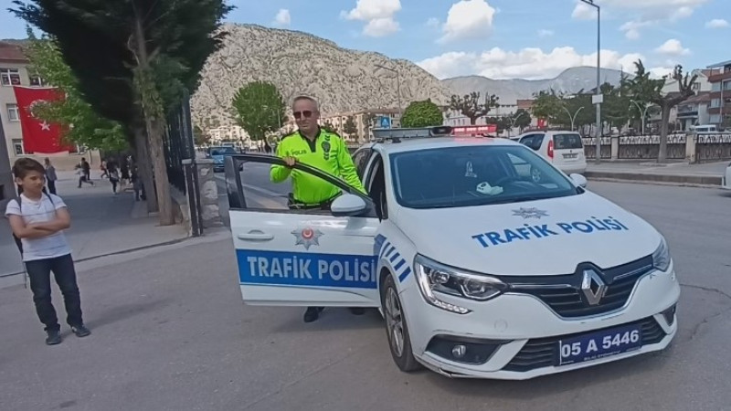 Amasya'da çocuklar 23 Nisan'ı polis anonsuyla kutladı