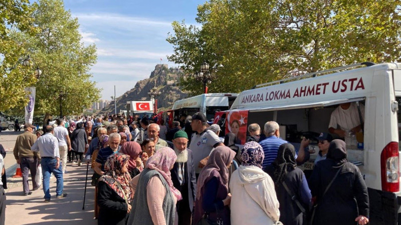 Şeyda polis için devre arkadaşları lokma dağıttı