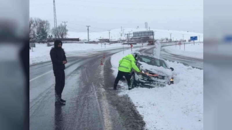 Polis ekipleri, yoğun kar yağışında mahsur kalan sürücülere yardım eli uzattı