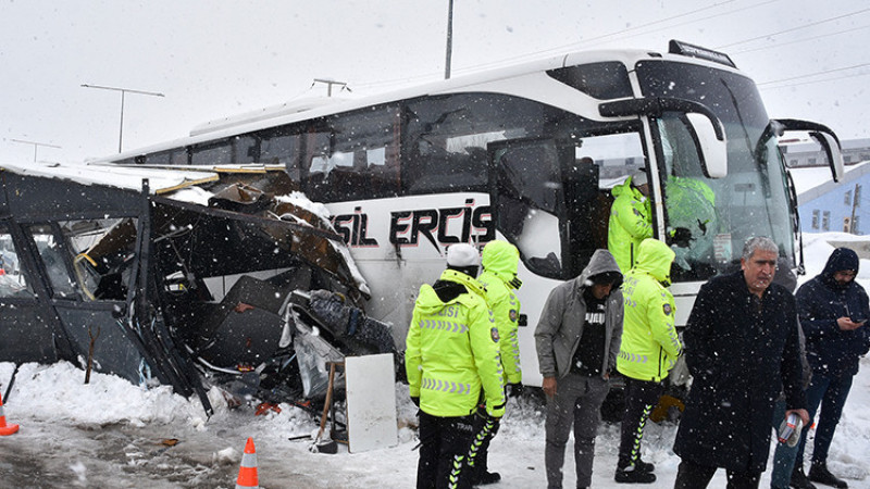 Yolcu otobüsü polis kontrol noktasındaki kulübeye çarptı